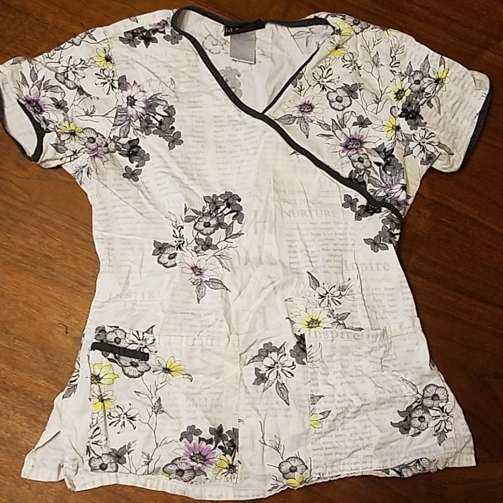 👸🏨🚑 Scrub top by Cherokee